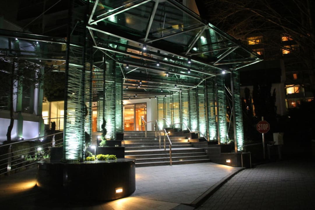 Hoteleingang NaturMedHotel Carbona