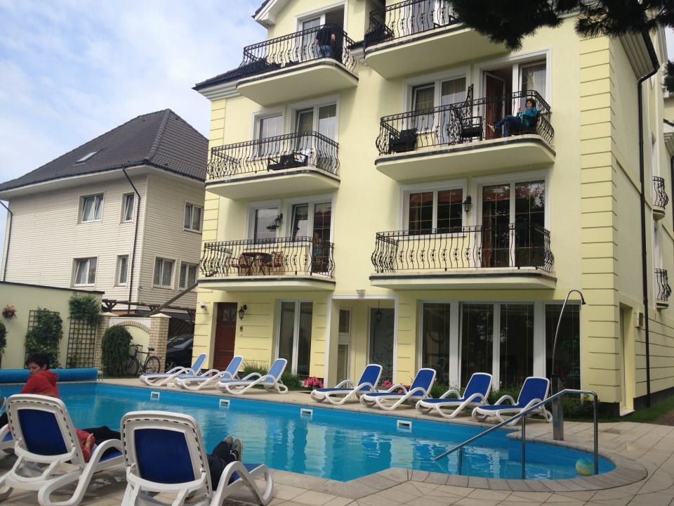 Pool und Hotel von Hinteransicht Villa Sedina