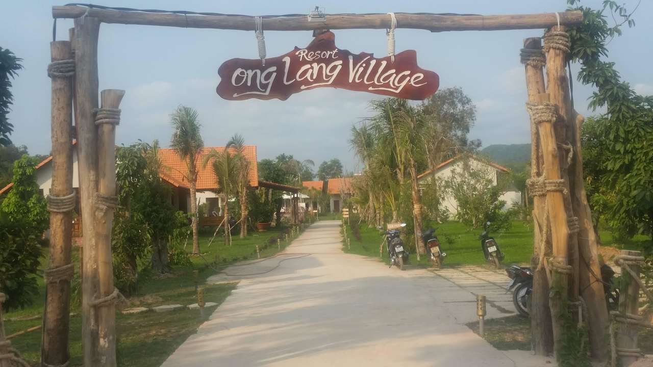Eingang zum kleinen Paradies Ong Lang Village Resort