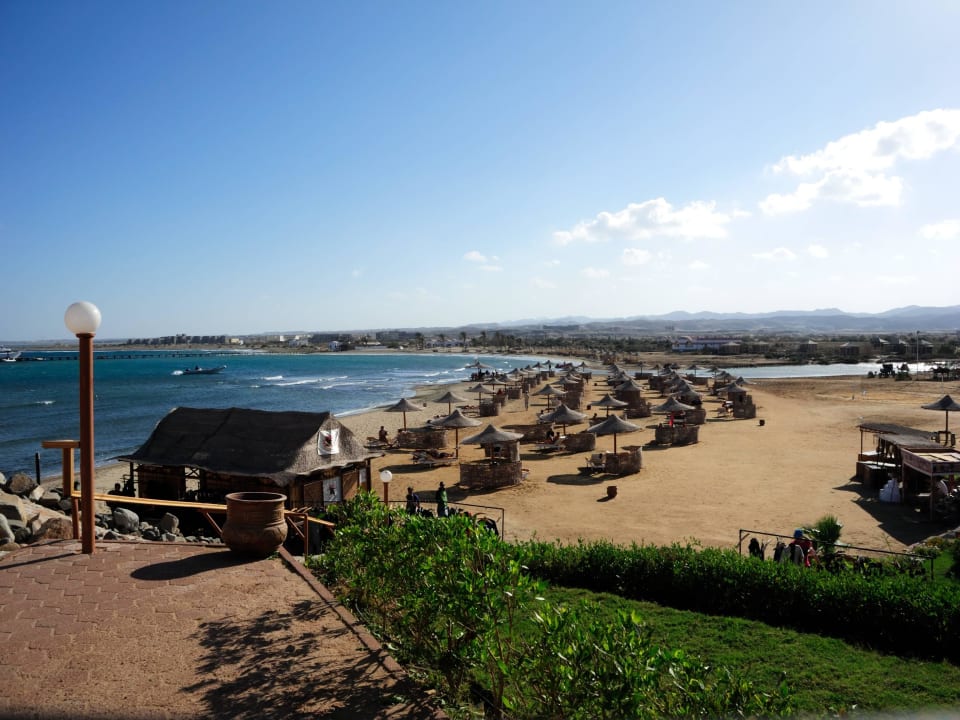 Blick über den Strand Three Corners Equinox Beach Resort