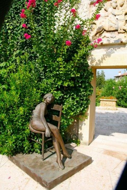 Kunst auch im Garten Byblos Art Hotel Villa Amista