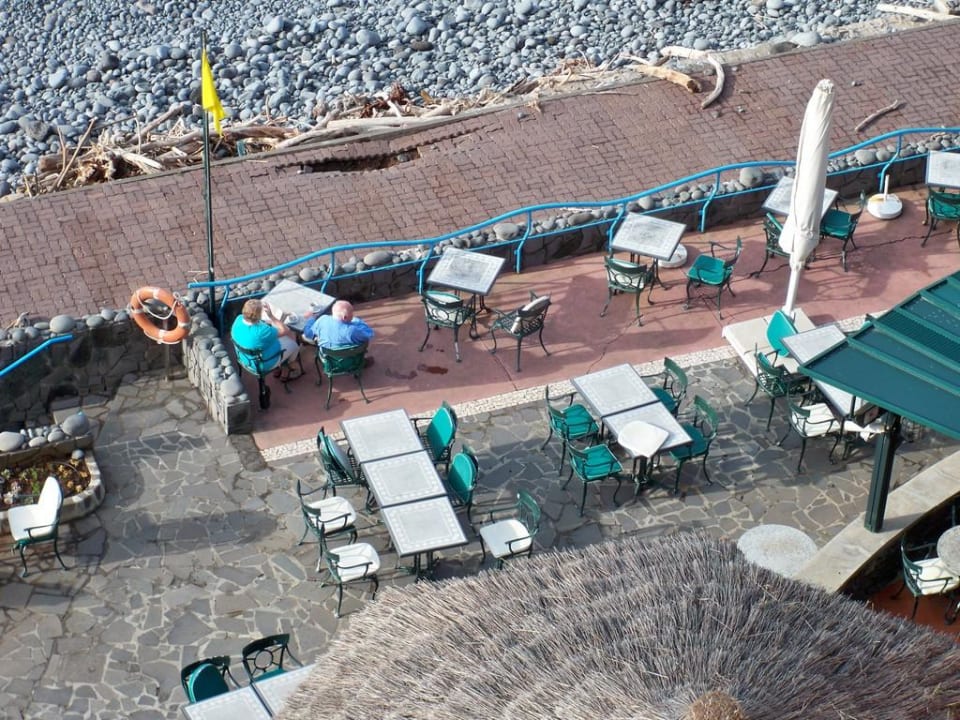 Frühstücken an der (zerstörten) Promenade Pestana Ocean Bay All Inclusive