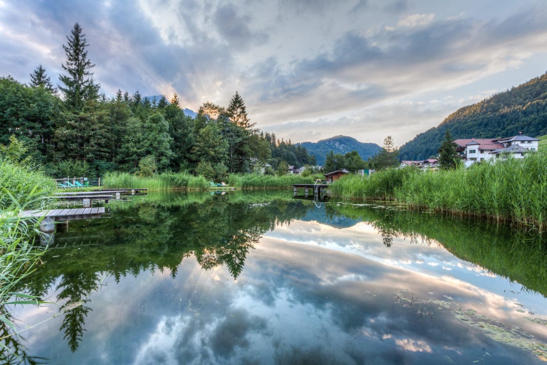 Der Landschaftsteich mit Liegewiese Hotel Jagdschlössl