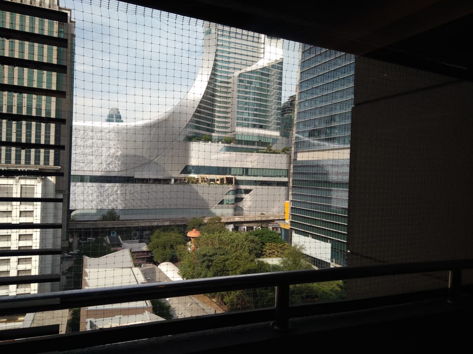 Blick mit Mall und Bahn Hotel Bliston Suwan Park View