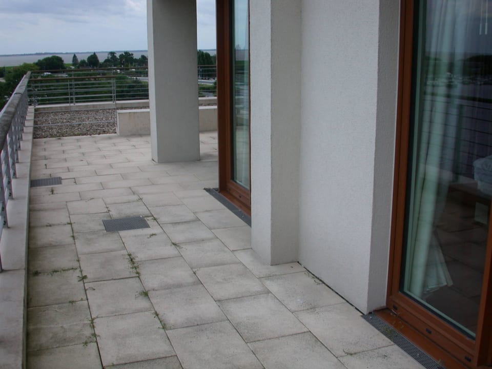 Terrasse mit viel Unkraut ATLANTIC Hotel Wilhelmshaven