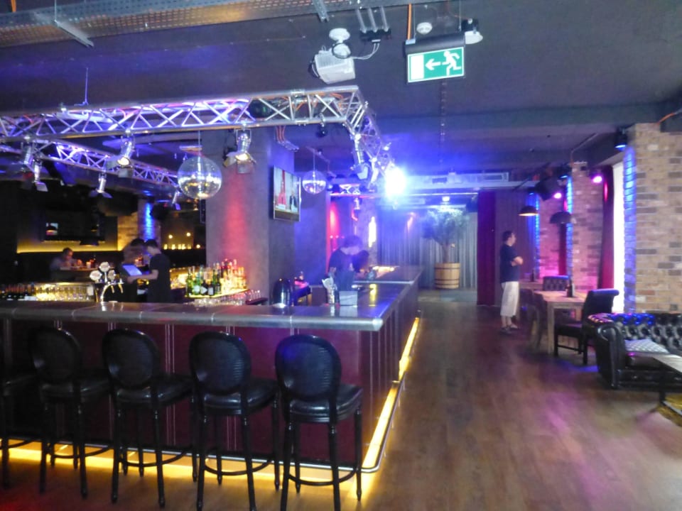 Reception und Bar vereint Hotel PULSE8