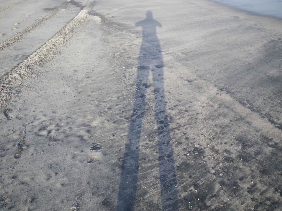 Dunkler Sand und lange Schatten Bijao Beach Resort