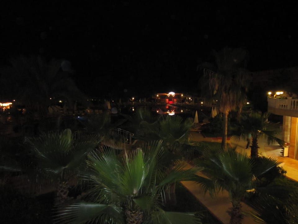 Nachtblick über die Poolanlage Mira Meridia Beach Hotel