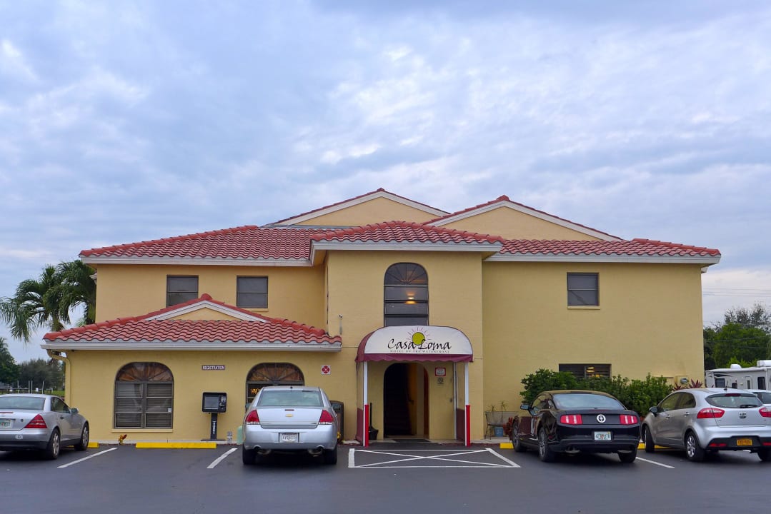 Eingang zum Hauptgebäude Casa Loma Motel on the Waterfront