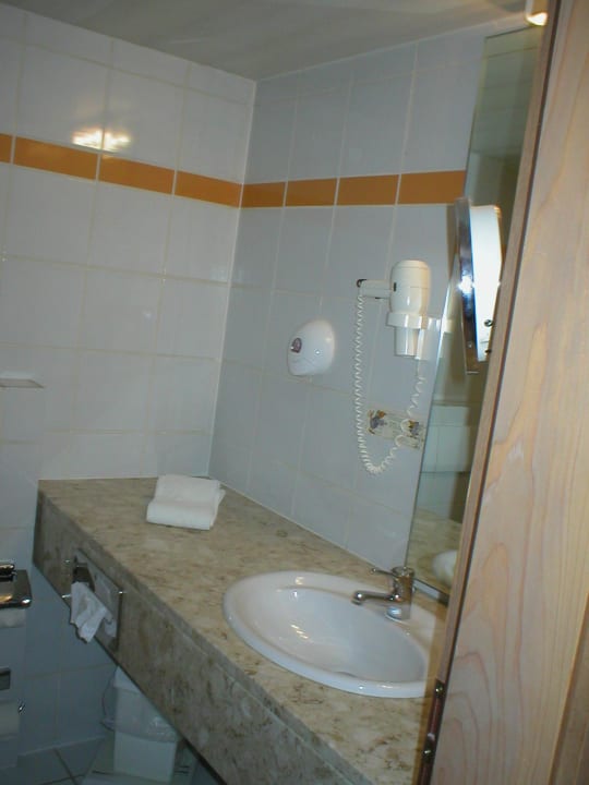 Blick ins Badezimmer  Burghotel Am Hohen Bogen