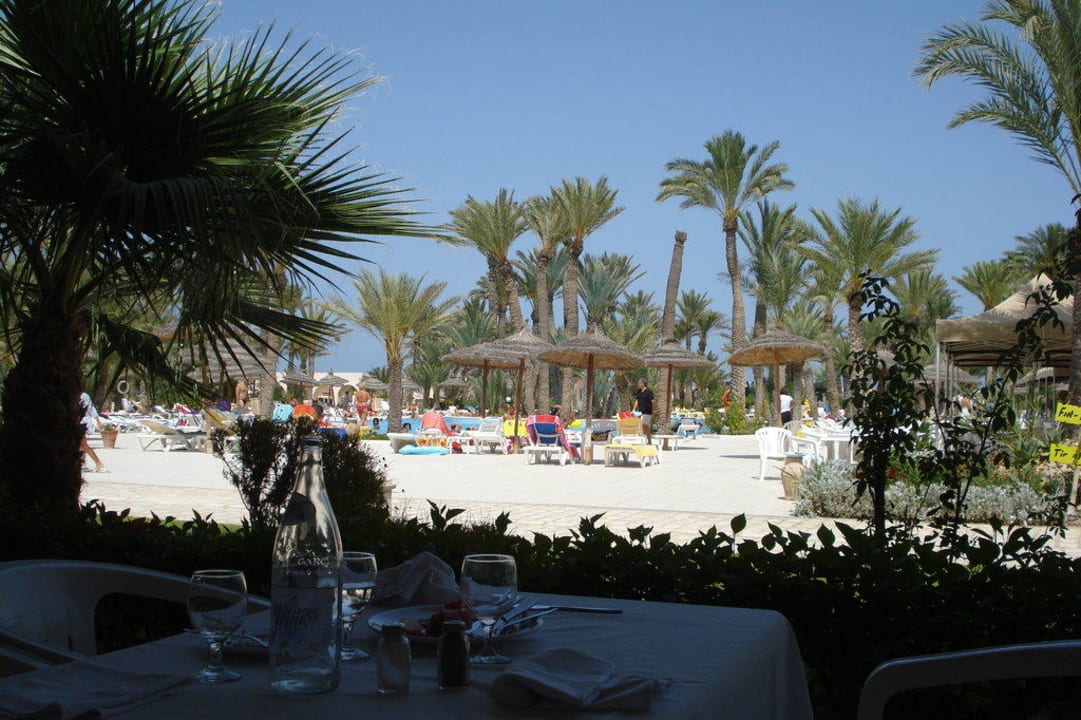 Sicht von der Terrasse auf den Poolbereich Zita Beach Resort