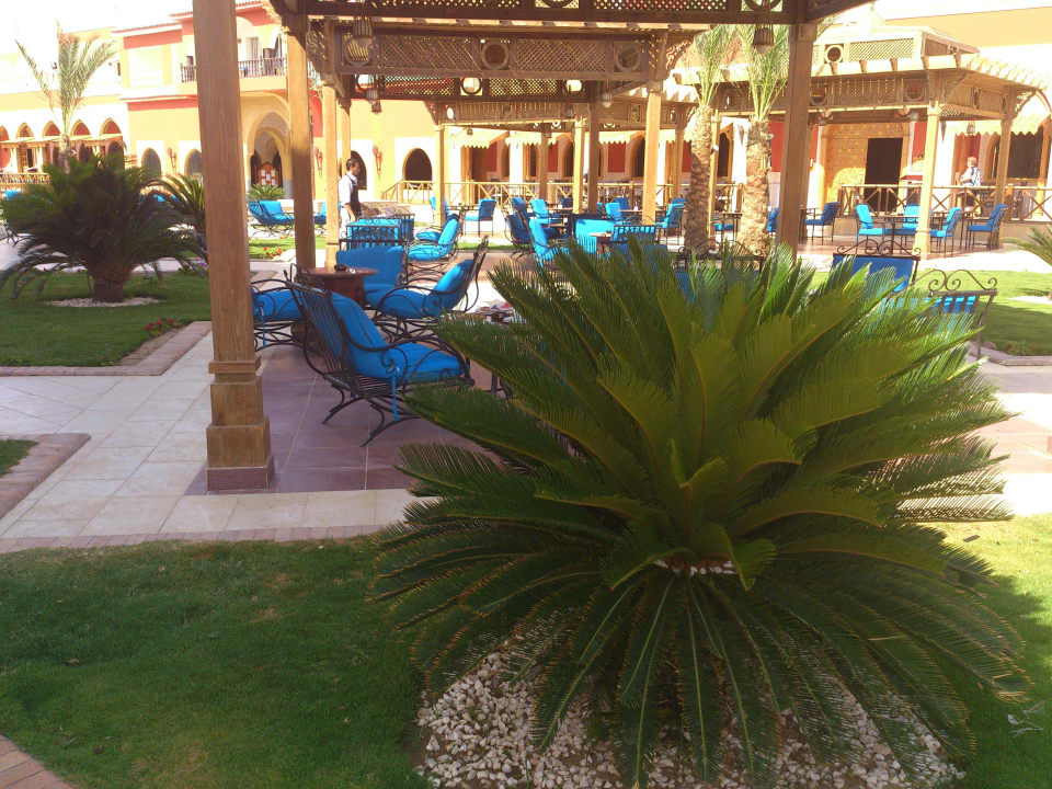Около ресторана Pickalbatros Alf Leila Wa Leila Resort - Neverland Hurghada