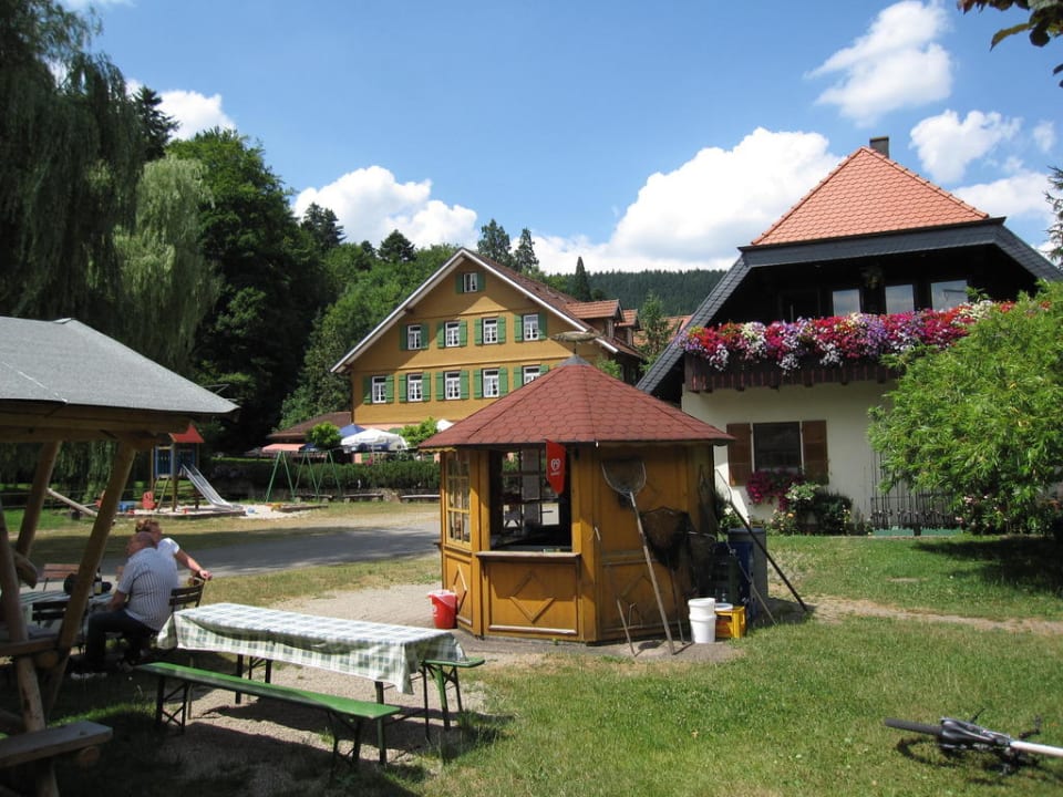 Links das Hotel vorne der Fischverkauf Hotel Zur Alten Mühle