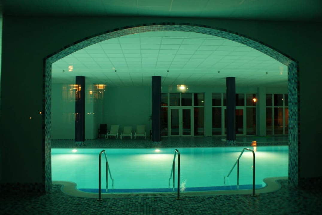 Pool mit Kerzenbeleuchtung Precise Resort Hafendorf Rheinsberg