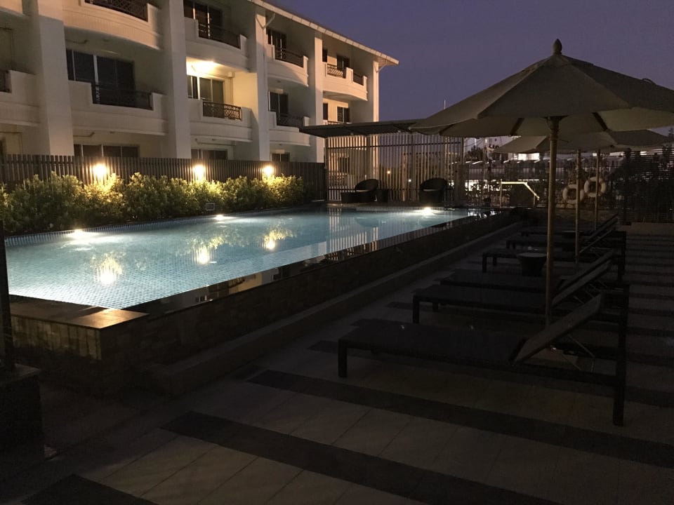 Pool beleuchtet bei Nacht D Varee Diva Central Rayong