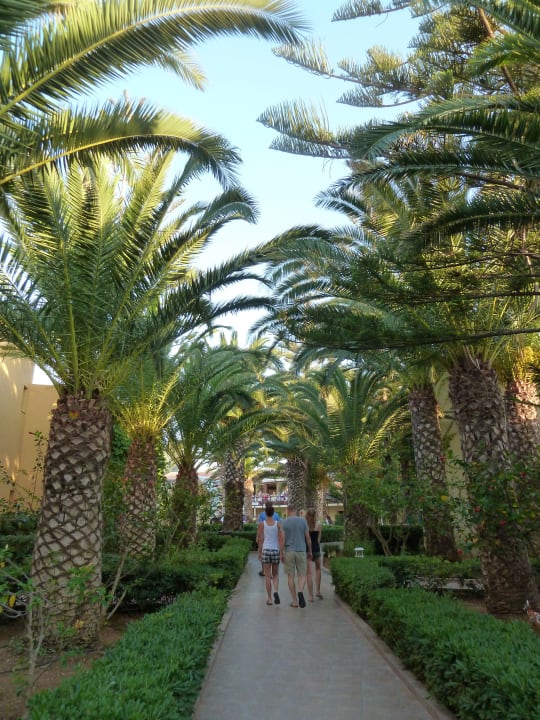 Weg zum Restuarant Vantaris Luxury Beach Resort