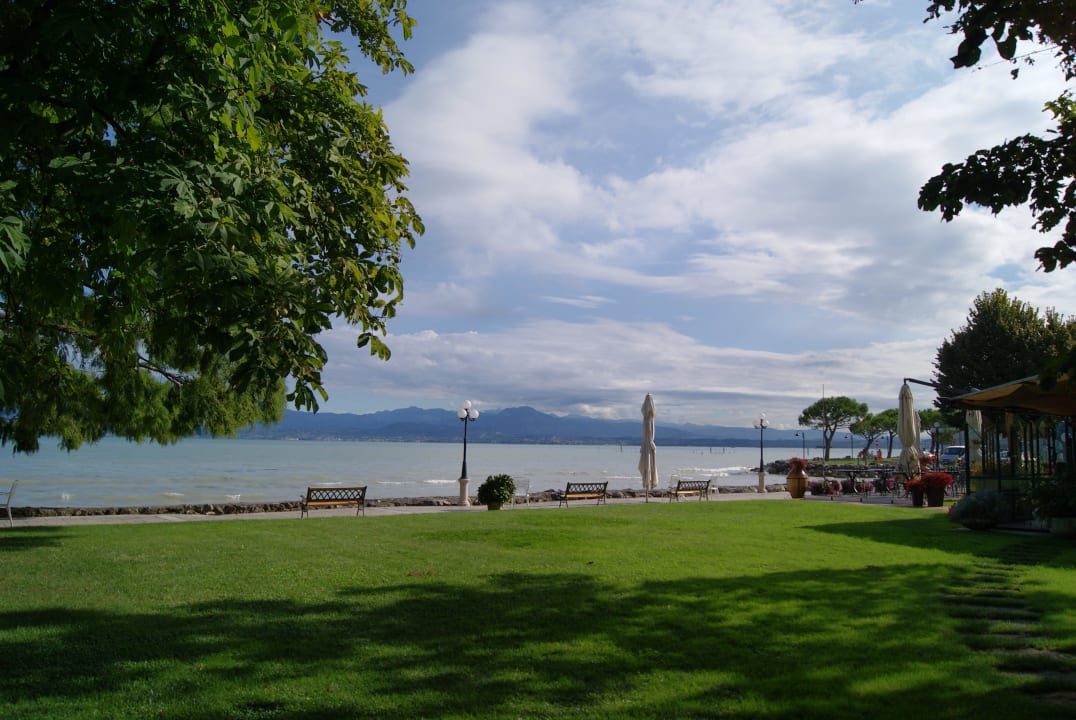Blick vom Park Richtung Terrasse und See (östlich) Hotel Lugana Parco Al Lago