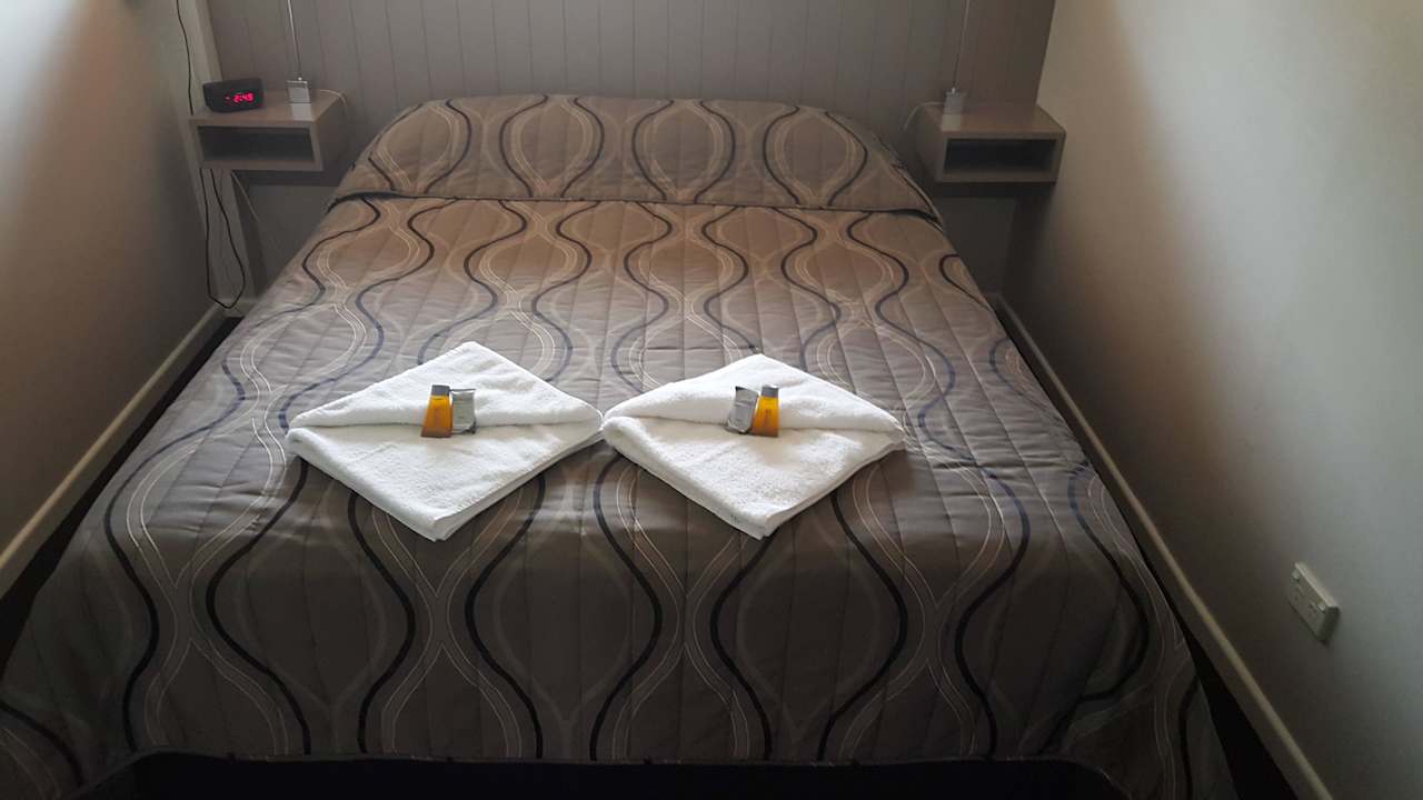 Sleeping room Apartments Hervey Bay Colonial Lodge