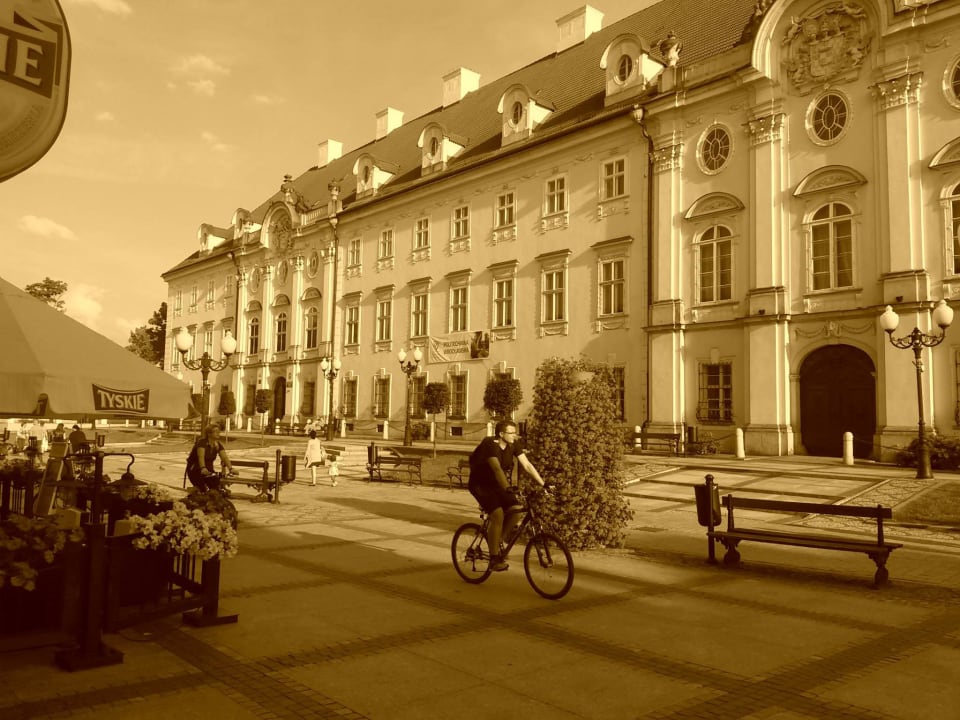 Gegenüber: Die Technische Hochschule Hotel Caspar