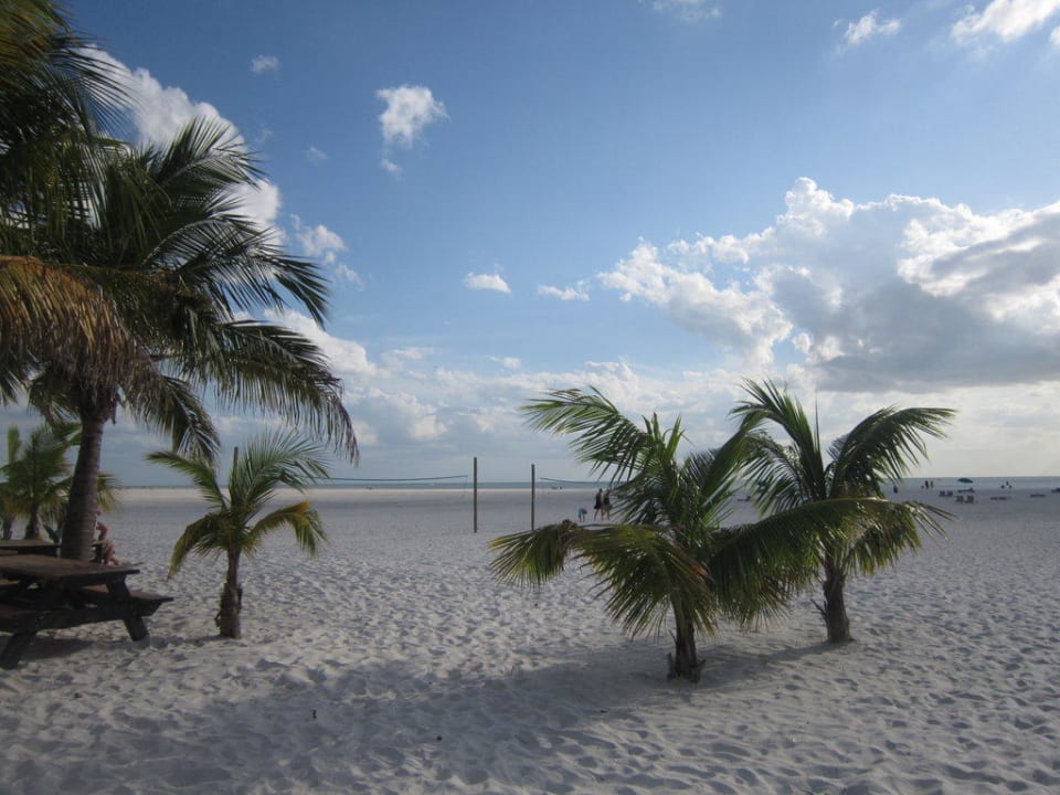 Strand Hotel Outrigger Beach Resort