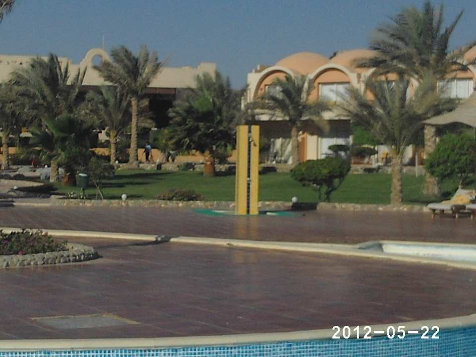 Eine Dusche am Poolbereich Three Corners Sea Beach Resort