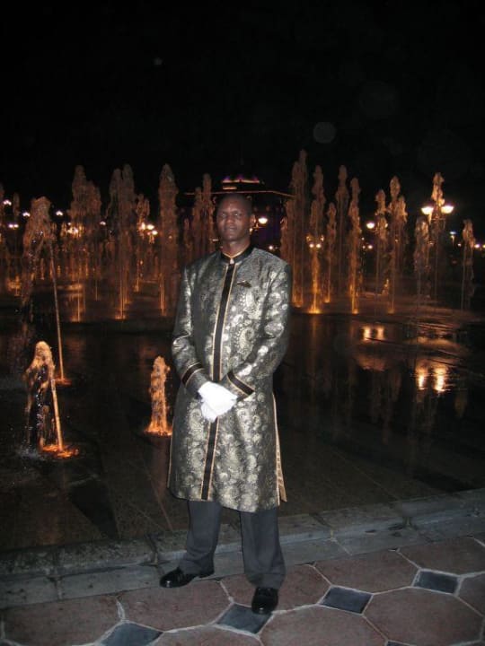 unser freundlicher mann am außenempfang Emirates Palace Mandarin Oriental