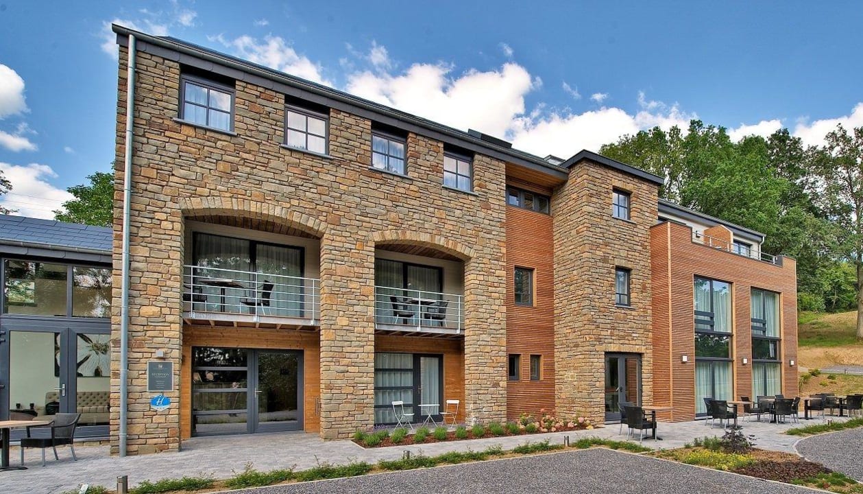 Voorkant van het hotel met superieure kamers Hotel La Grande Cure