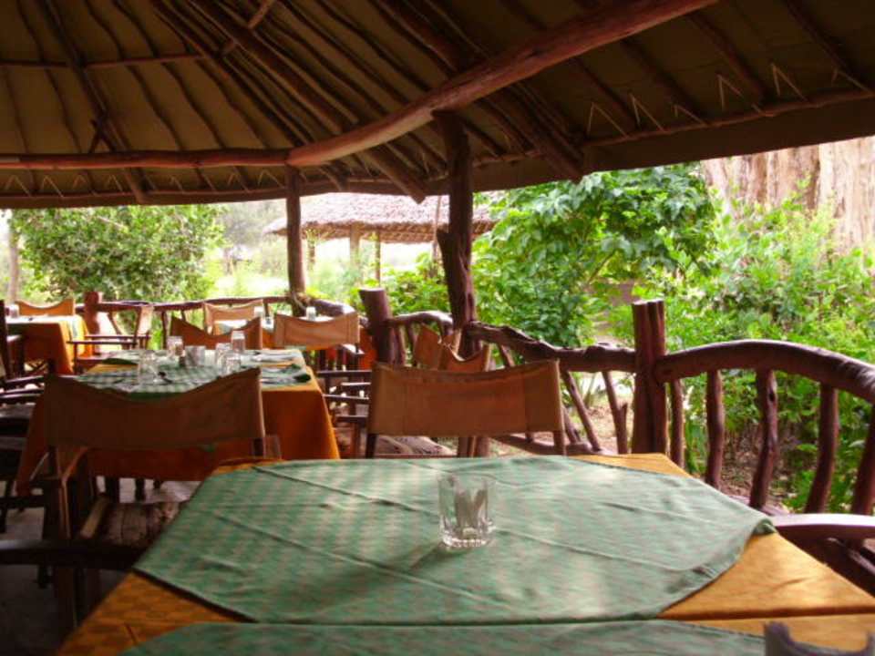Restaurantbereich Hotel Ndololo Safari Camp