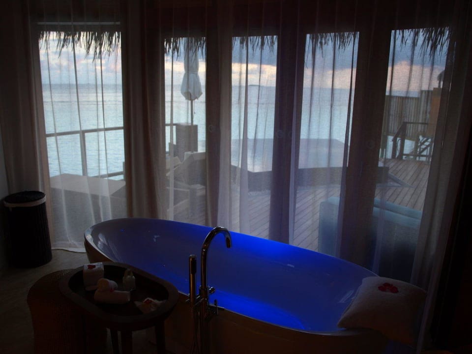 Blick vom Bad in Wasservilla Constance Halaveli Maldives