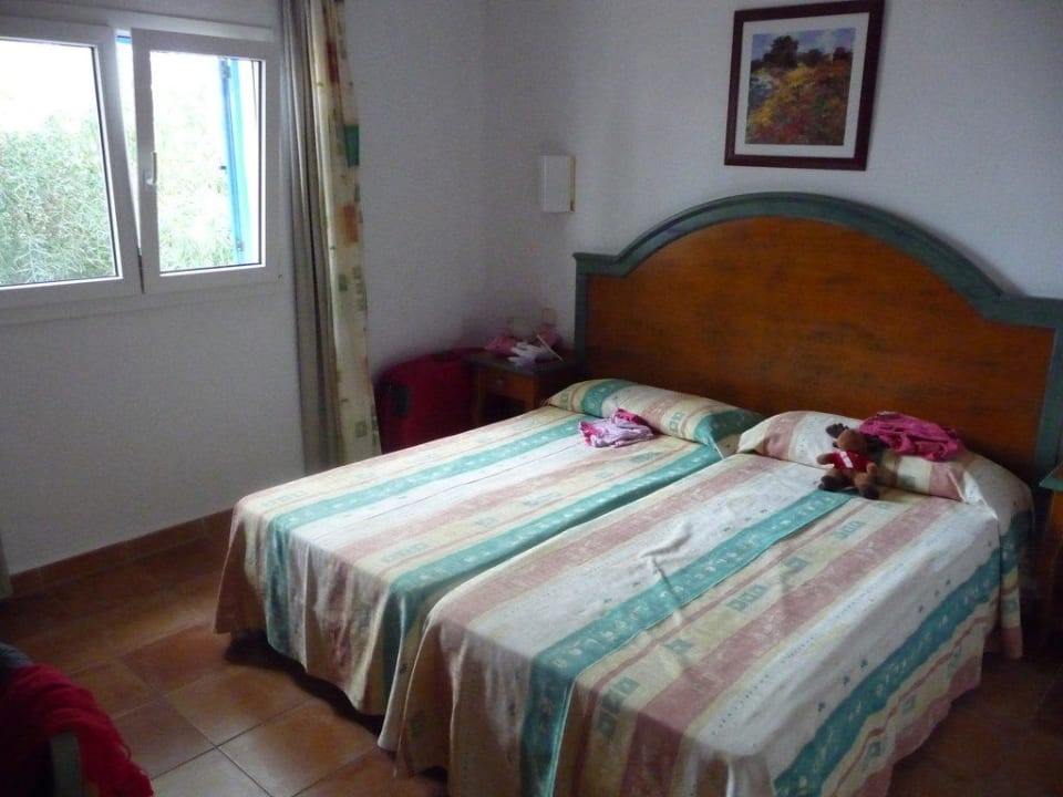 Betten im Schlafzimmer Cala Llenya Resort Ibiza
