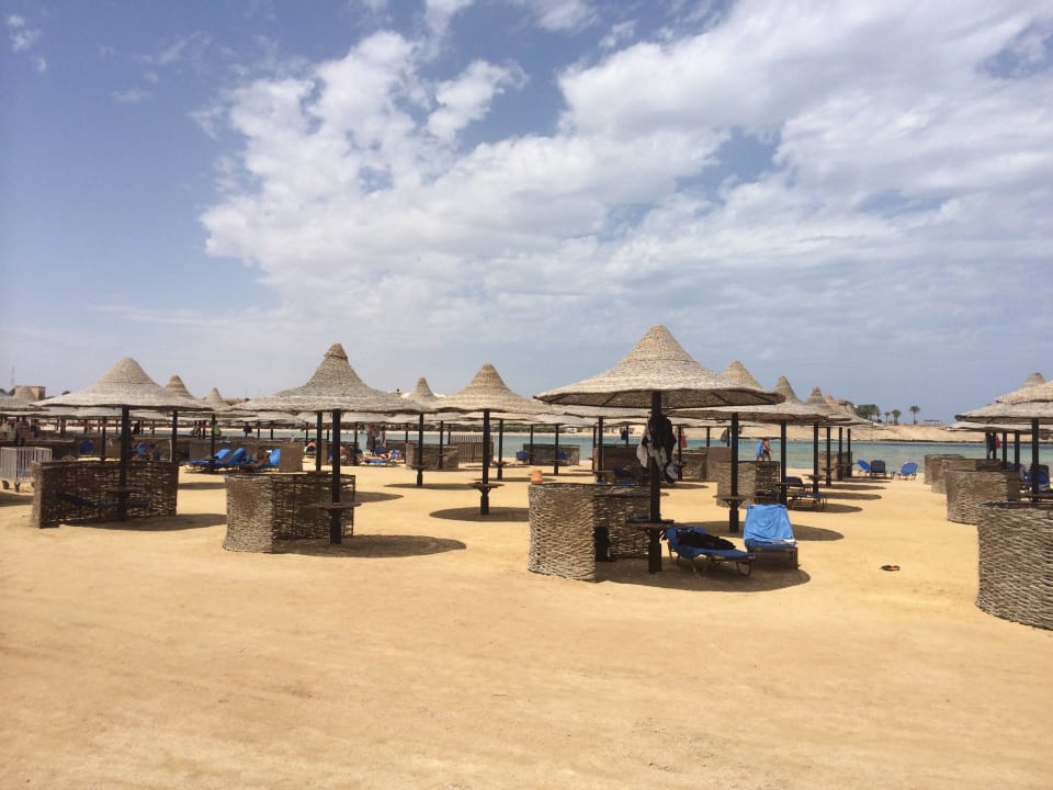 Liegen am Strand Jaz Dar EL Madina