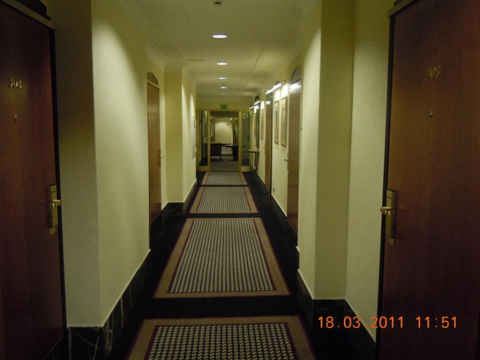 Gang zwischen Lift und Zimmer Le Méridien Grand Hotel Nürnberg