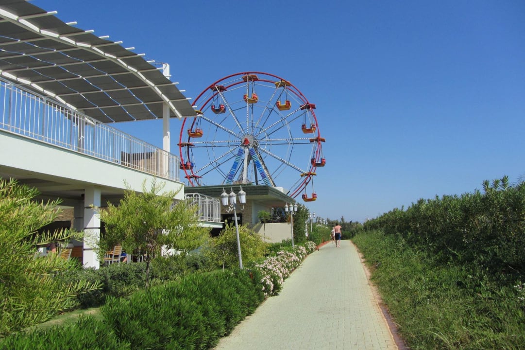 Weg zu den Rutschen und zum Luna Park Hotel Delphin Imperial