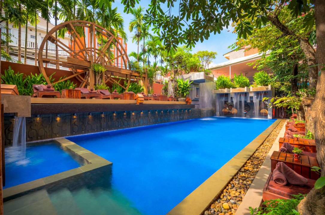 Pool Golden Temple Residence