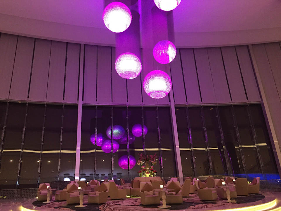 Die Lampen in der Lobby Conrad Abu Dhabi Etihad Towers
