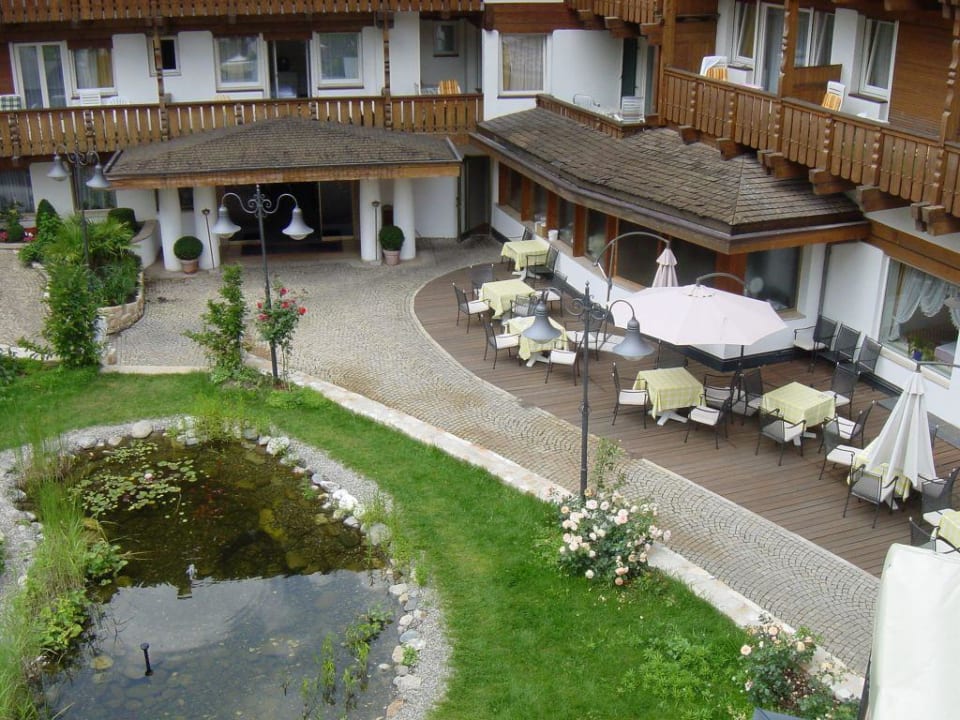 Innenhof mit Terrasse STROBLHOF Active Family SPA Resort