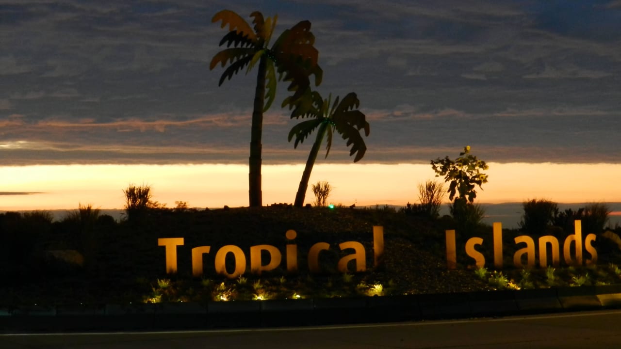 Sonnenuntergang am Tropical Islands-Kreisel Tropical Islands Resort