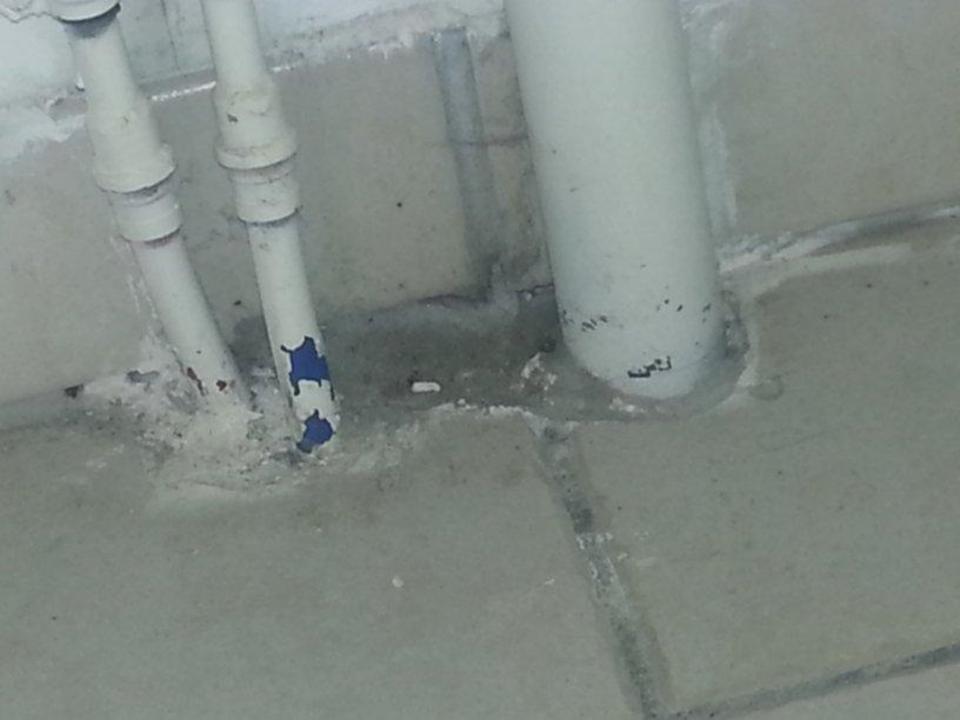 Dreck unter dem Waschbecken. Hotel Residence Domaine des Sables