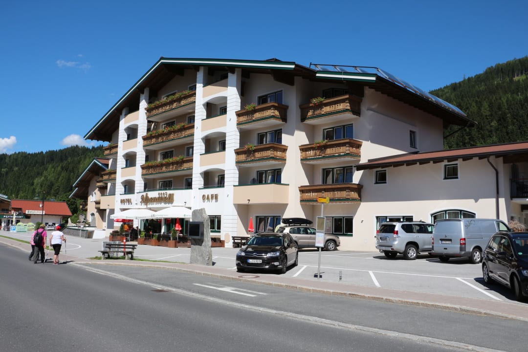 Außenansicht Hotel Alpenwelt