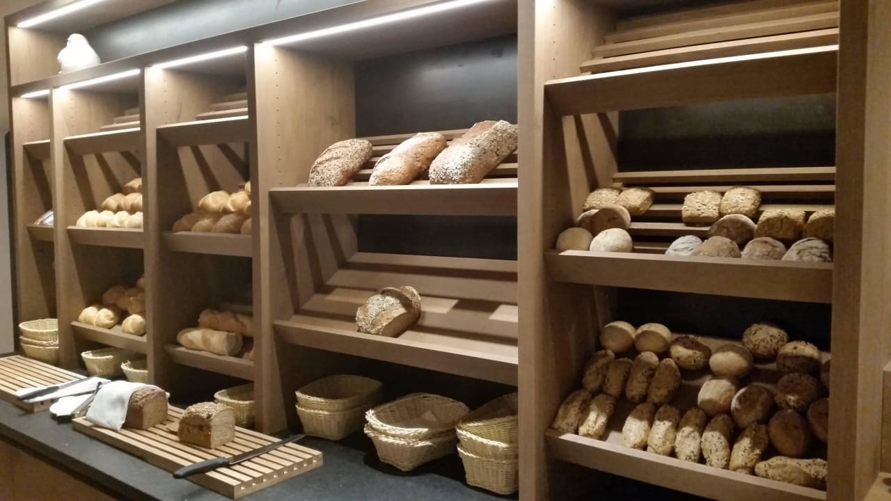 Frühstück Brot und Bröchten Auswahl Vitalhotel Edelweiss