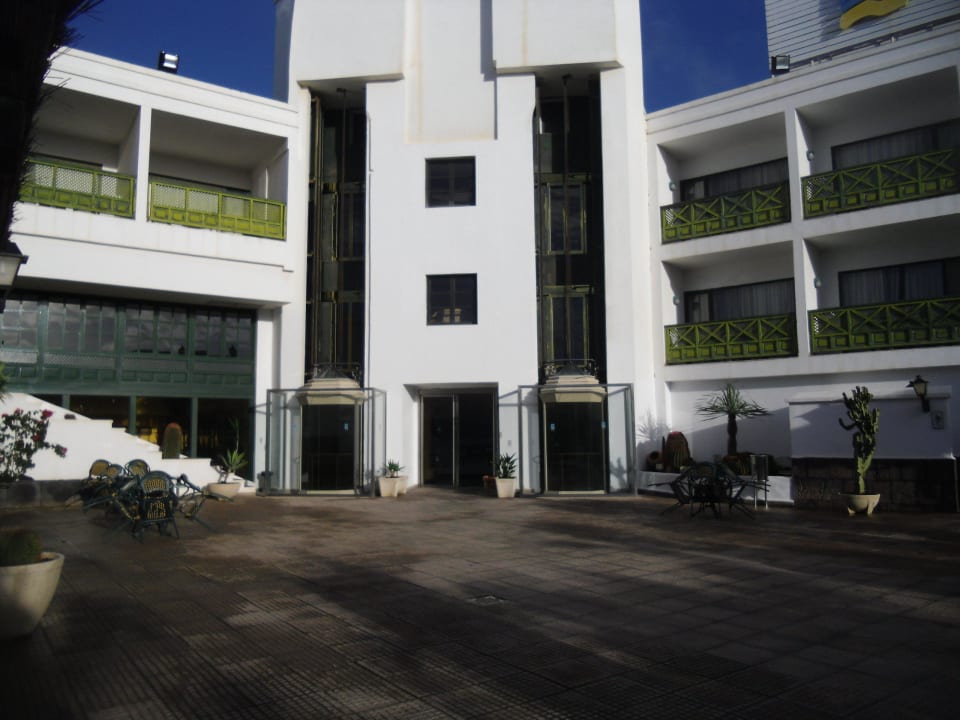 Terrasse hinter der Lobby BLUESEA Costa Bastian