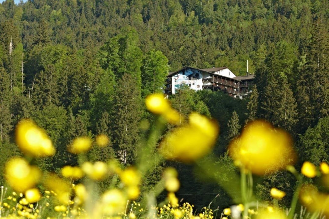Blick vom Tal auf das Resort Riessersee Hotel