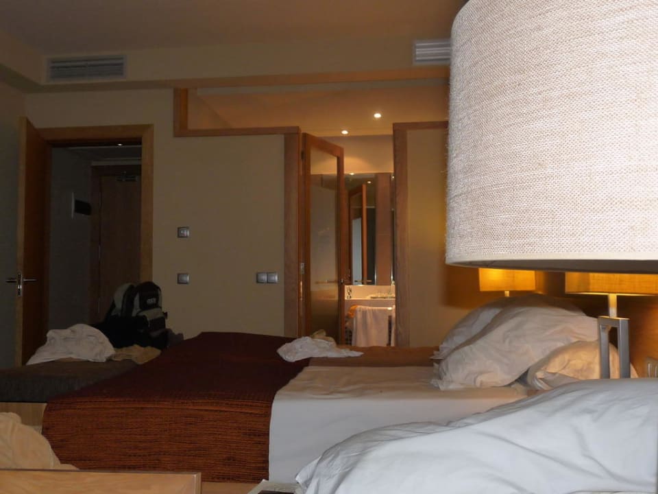 Bett und Eingang zum Bad Hotel Playa Calera