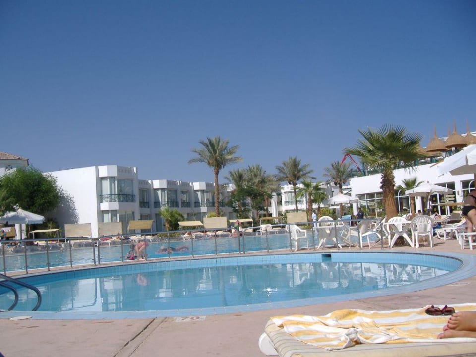 blick auf den pool Hotel Amarante Garden Palms Resort