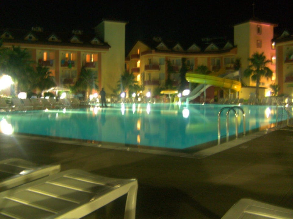 Pool bei Nacht Hotel Orfeus Park