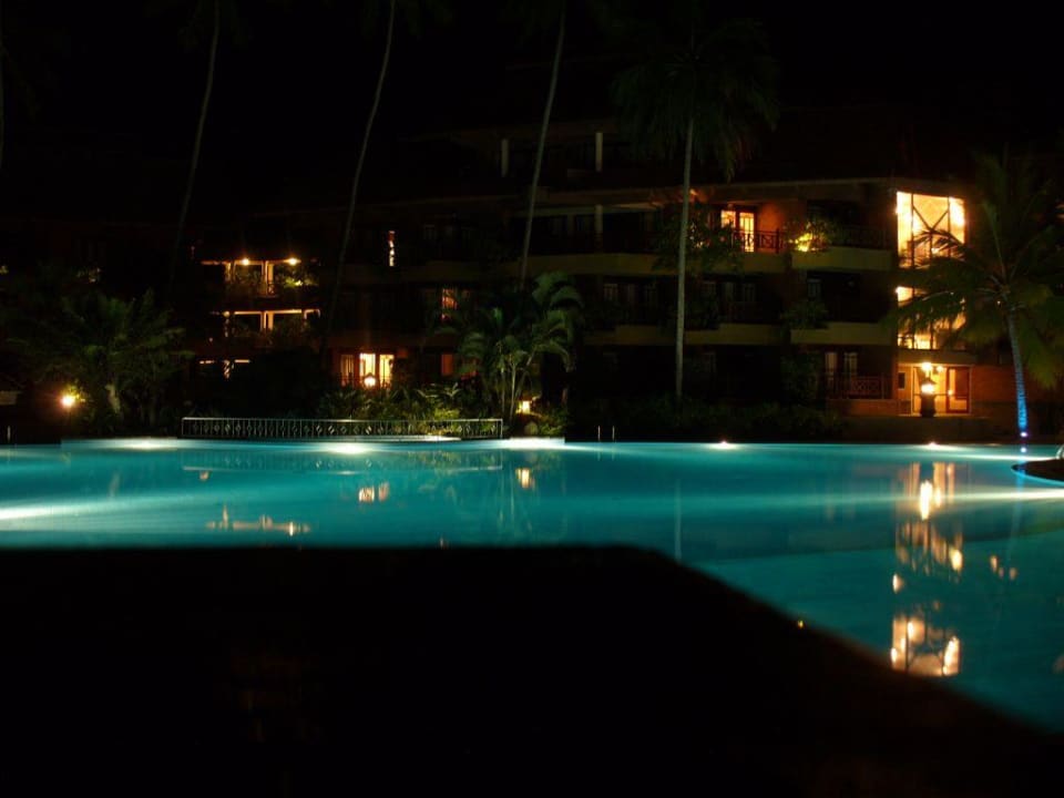 Pool bei Nacht Royal Palms Beach Hotel