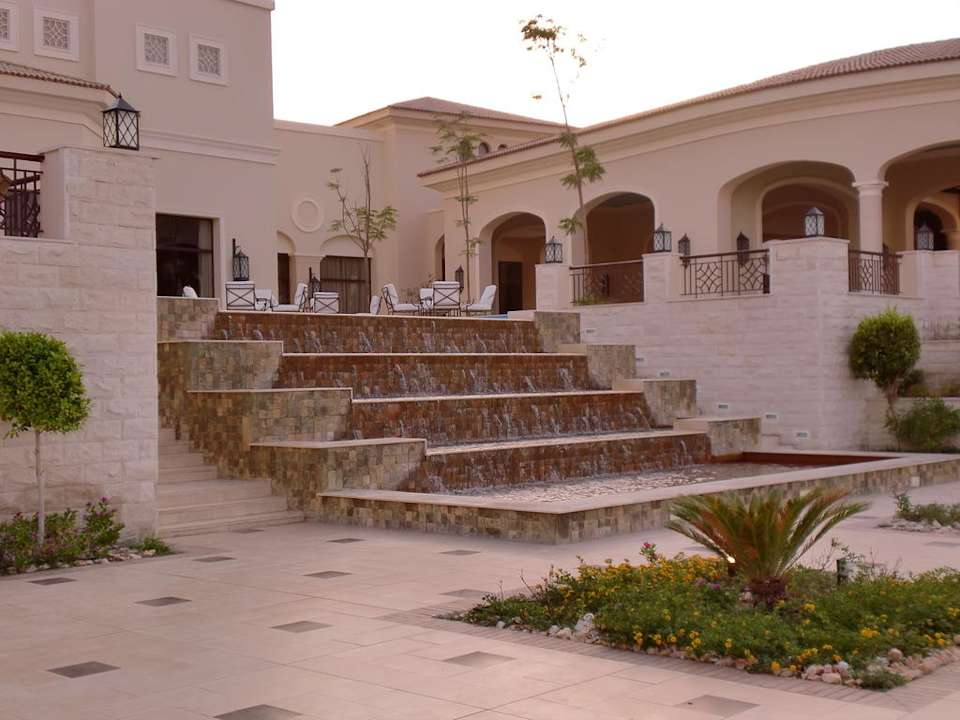 Wasserfall Treppe zum Hauptrestaurand und Lobby JAZ Aquamarine Resort
