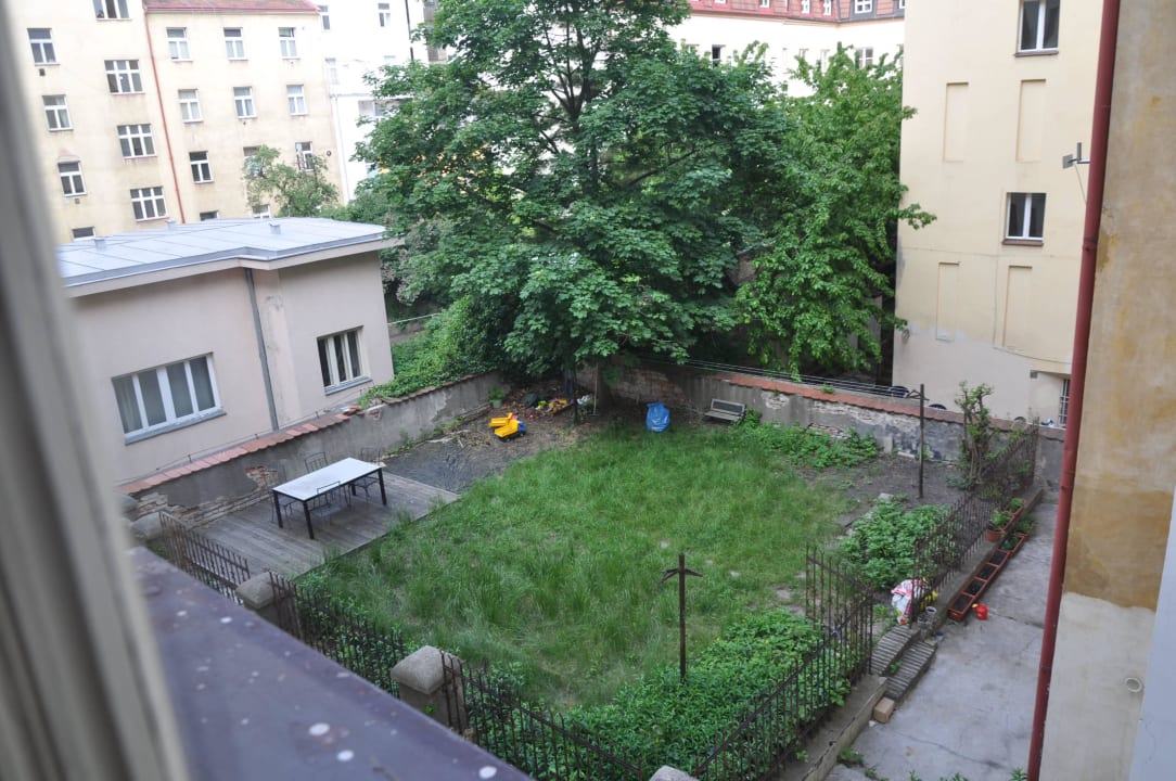 Dort ist auch die kleine Raucherterrasse Hotel Machova