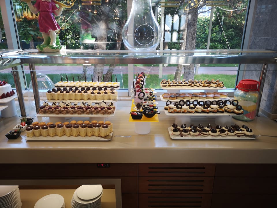 Gastro Saturn Palace Resort Hotel