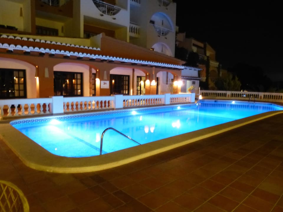 Der Pool am Abend (Licht ist nachts aus) Hotel Aldea Cala Fornells 2